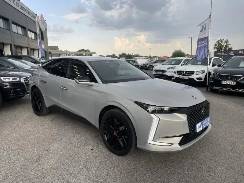 DS4 Hybride E-Tense 225 gris vue 3/4 avant avec calandre noire et jantes noires en concession.