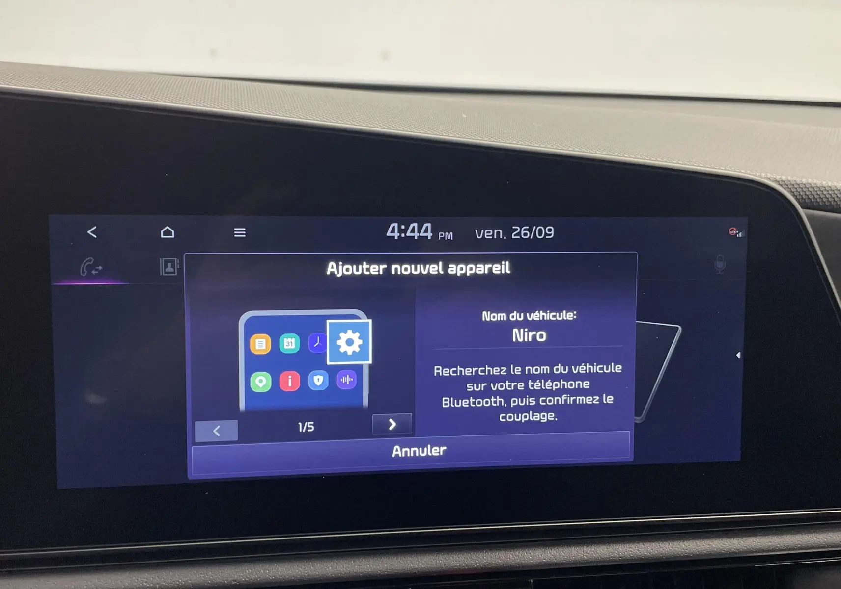 Écran tactile central du Kia Niro 2025 affichant le menu d'ajout d'un nouvel appareil Bluetooth.