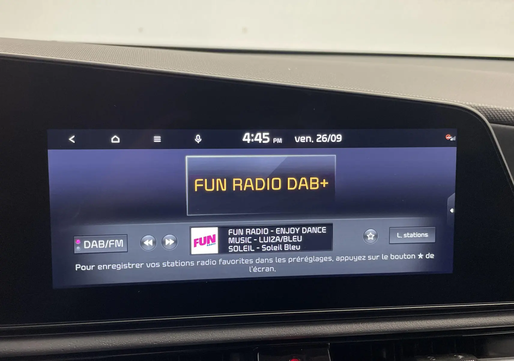 Écran tactile central du Kia Niro 2025 affichant la radio DAB+ Fun Radio en intérieur noir et gris.