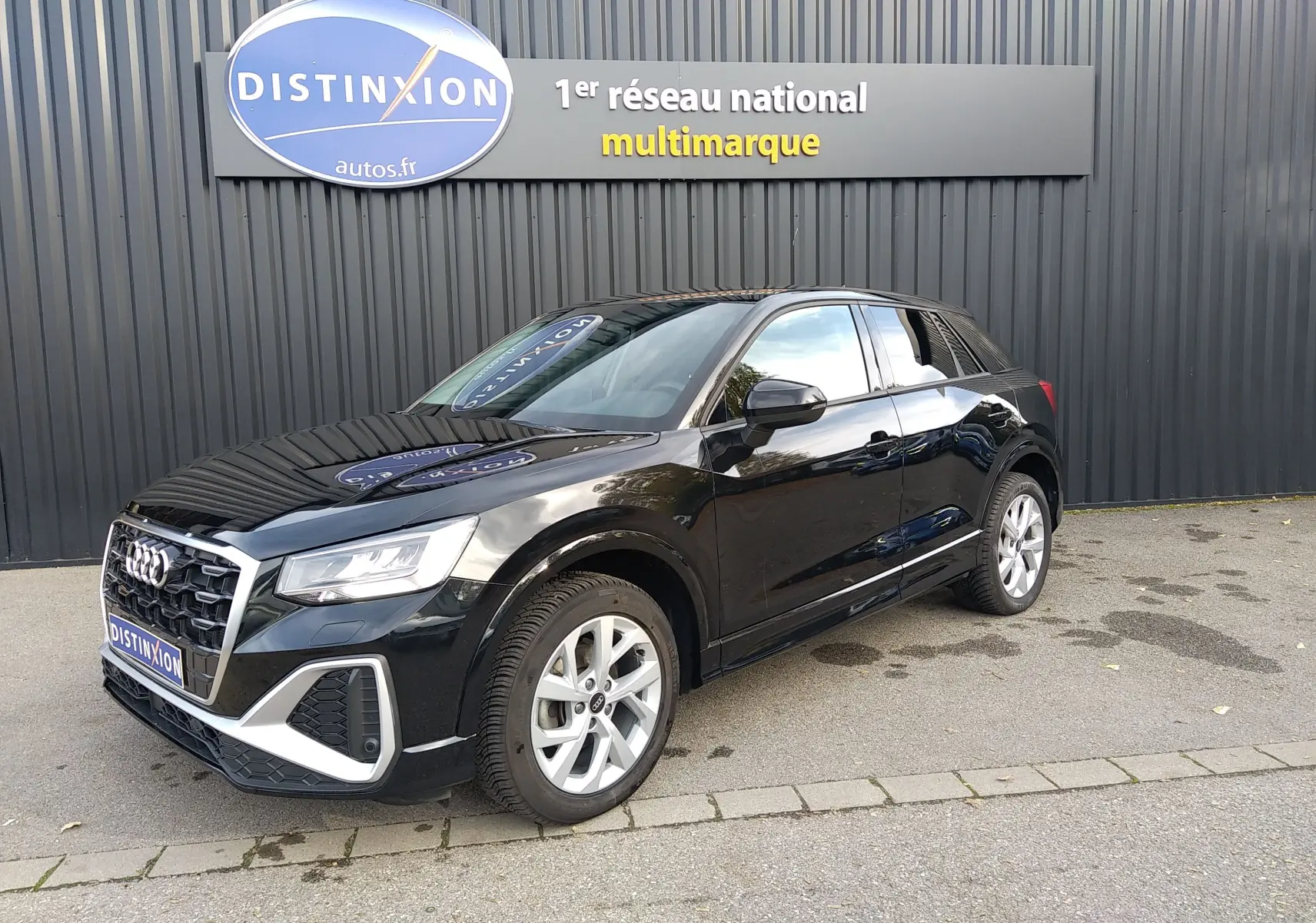 Audi Q2 noir mito metal vue 3/4 avant droit, avec calandre S-Line et jantes alliage 17 pouces.