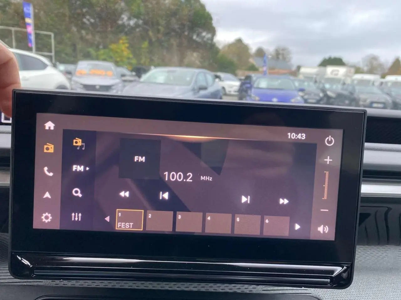 Écran tactile central du tableau de bord du Citroën C3 Aircross 2025, affichant la radio FM à 100.2 MHz.