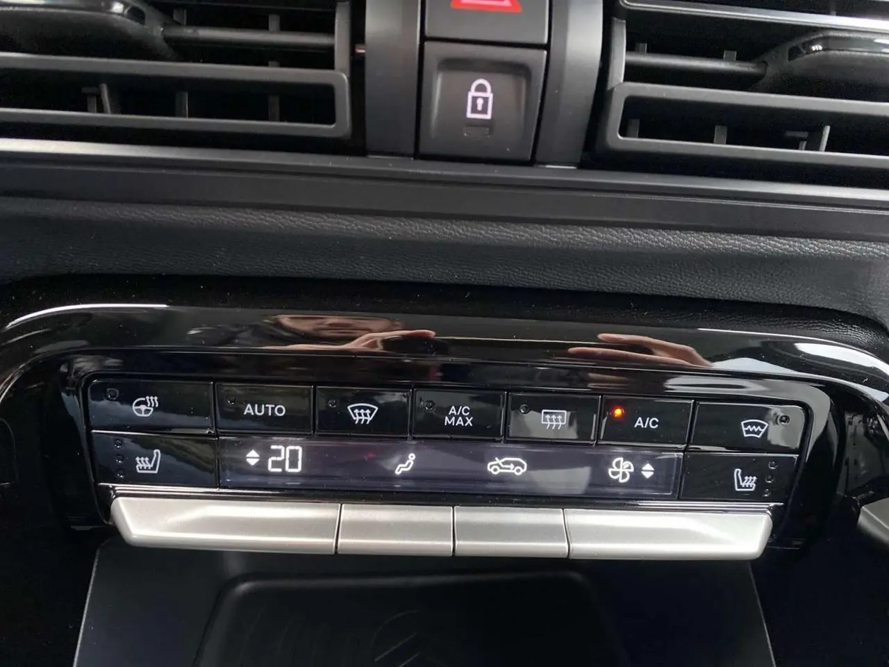 Panneau de commande de climatisation digitale du Citroën C3 Aircross 2025 avec affichage température à 20°C.
