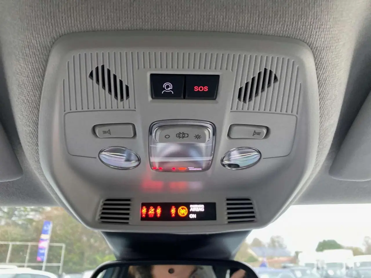 Vue intérieure du plafonnier avec commandes d’éclairage et bouton SOS du Citroën C3 Aircross hybride 2025.