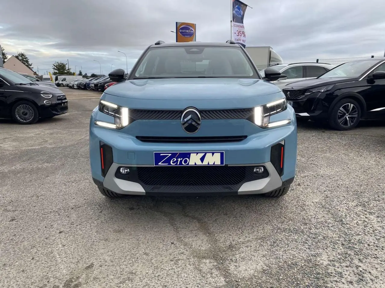 Vue frontale d'un Citroën C3 Aircross 2025 bleu Monte Carlo avec toit noir et phares LED allumés.
