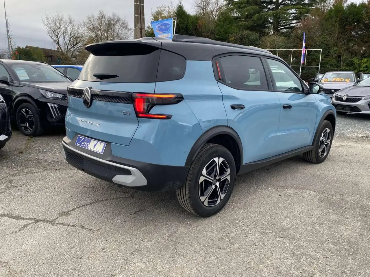 Vue 3/4 arrière droite du Citroën C3 Aircross hybride bleu Monte Carlo avec toit noir et feux arrière LED 3D.