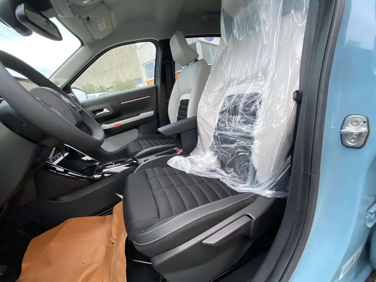 Intérieur avant droit du Citroën C3 Aircross 2025 bleu Monte Carlo, sièges Advanced Comfort noir et gris clair.