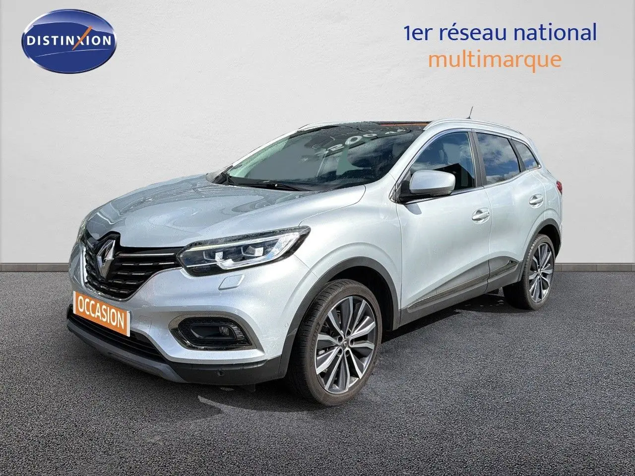 Renault Kadjar gris Highland en 3/4 avant droit, avec jantes alliage et calandre noire distinctive.