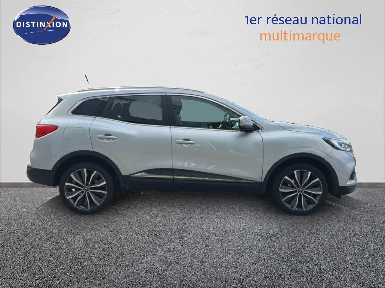 Vue de profil côté gauche du Renault Kadjar gris Highland, SUV compact avec jantes alliage bicolores.