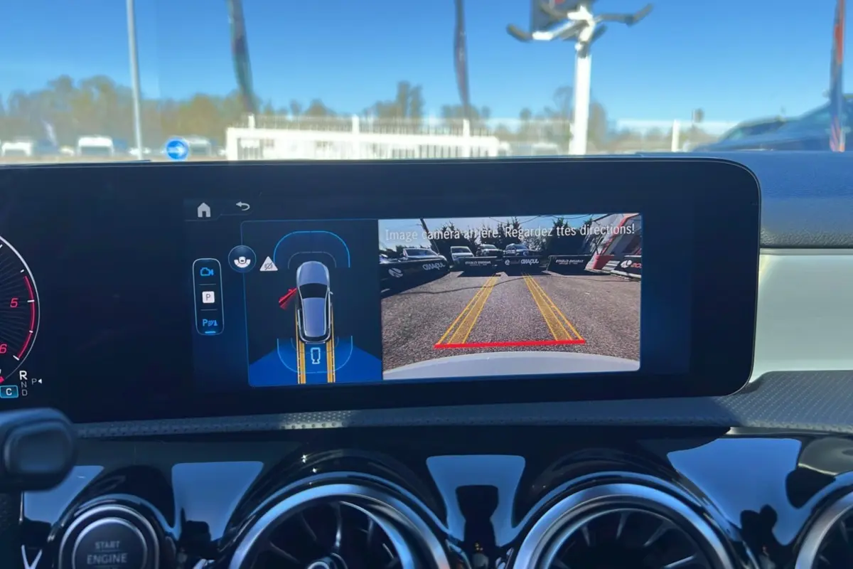 Affichage de la caméra de recul et des capteurs de stationnement sur l'écran central d'une Mercedes Classe A gris alpin.