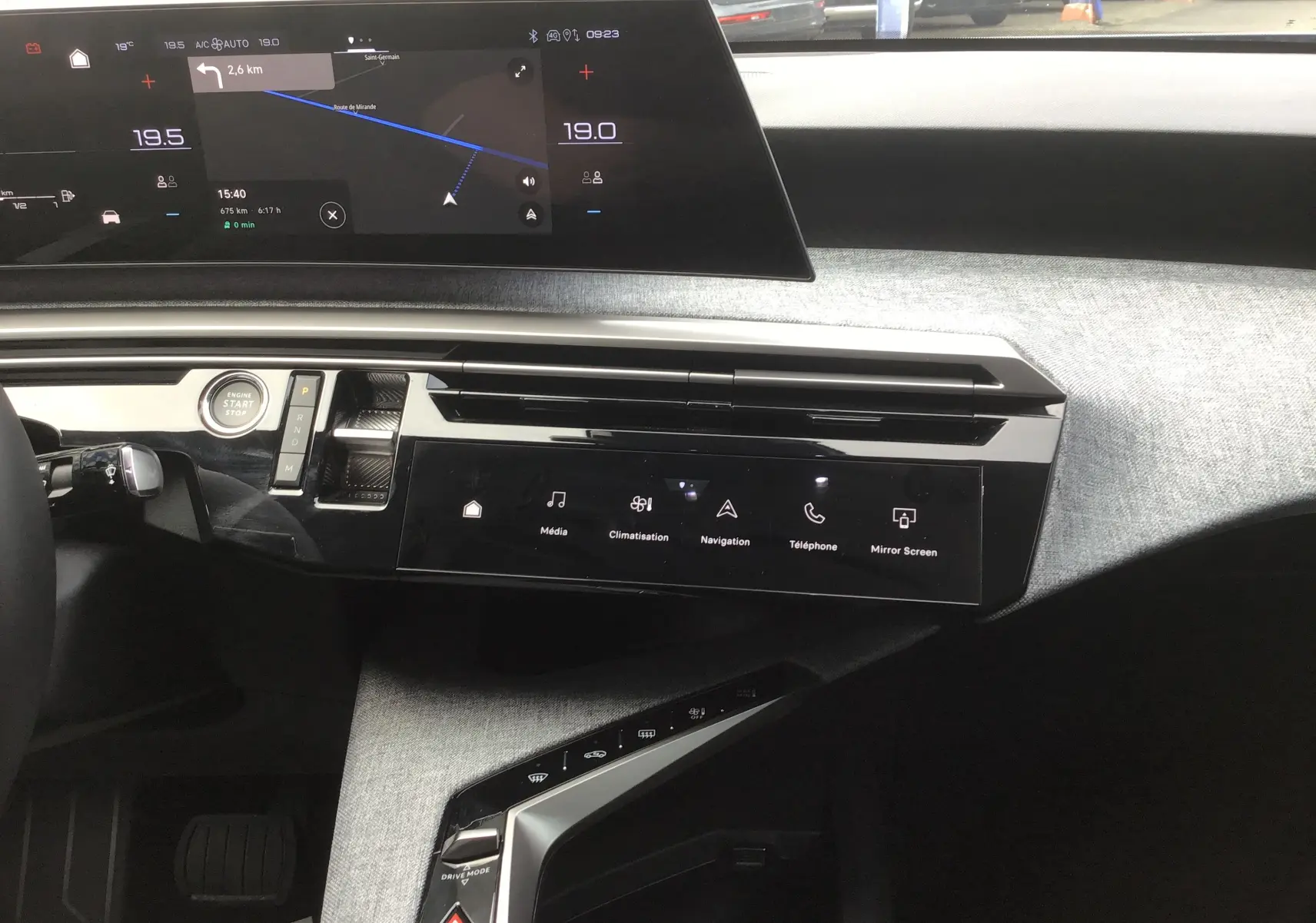 Vue rapprochée de la planche de bord du Peugeot 3008 2026, avec écran tactile et finition tissu gris clair.