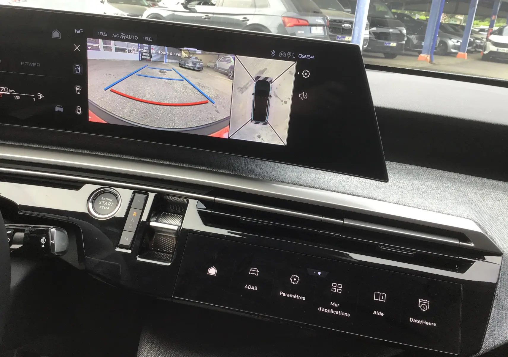 Vue intérieure du tableau de bord du Peugeot 3008 gris Artense 2026, écran affichant la caméra de recul et vue à 360°.