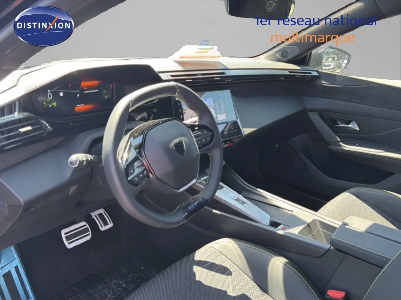 Vue intérieure côté conducteur de la Peugeot 308 Hybrid 145ch GT 2026 avec tableau de bord numérique et volant cuir noir.