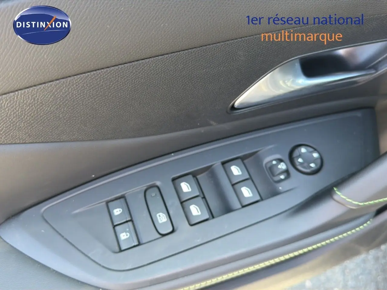 Gros plan sur les commandes de lève-vitres et rétroviseurs côté conducteur d’une Peugeot 308 Hybrid noir perle métal.