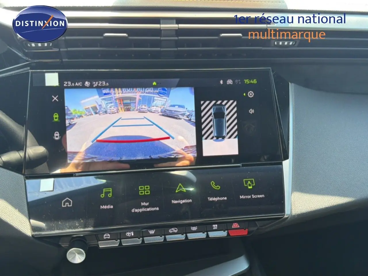 Écran central tactile de la Peugeot 308 Hybrid 145ch GT 2026 montrant la caméra de recul et l'interface multimédia.