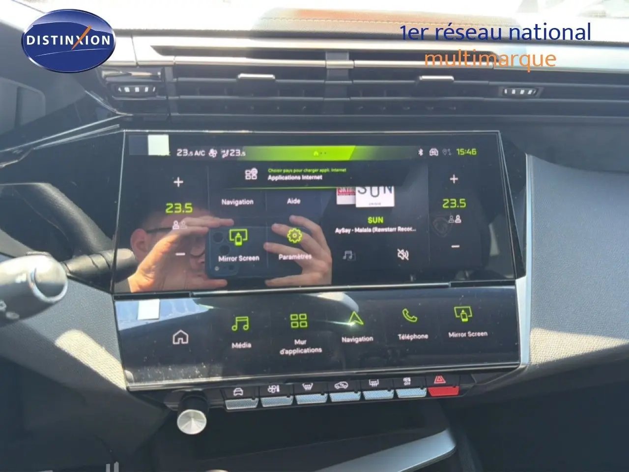 Vue rapprochée de l’écran tactile central du tableau de bord de la Peugeot 308 Hybrid noir perle métal, affichant les options multimédia.