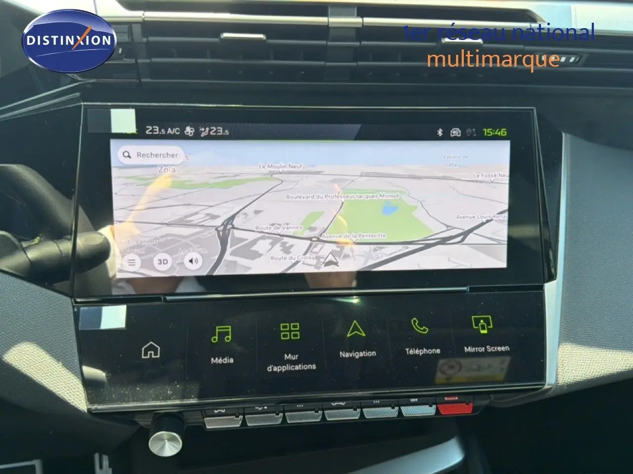 Vue rapprochée de l’écran tactile central du Peugeot 308 Hybrid 145ch GT, affichant la navigation GPS.