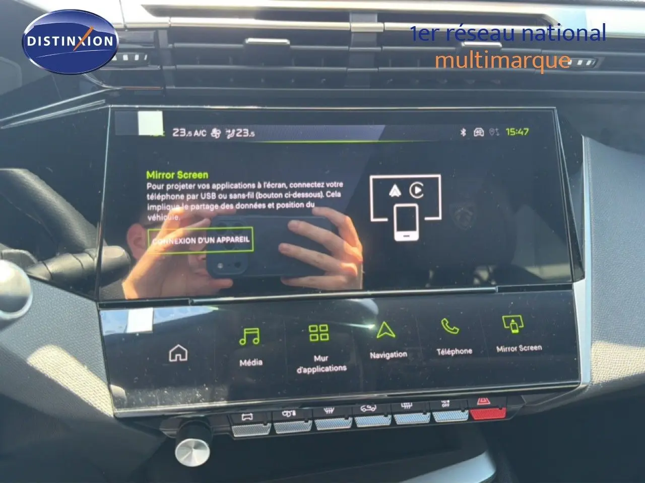 Vue rapprochée de l’écran tactile central du Peugeot 308 Hybrid 145ch GT, affichant le menu Mirror Screen.
