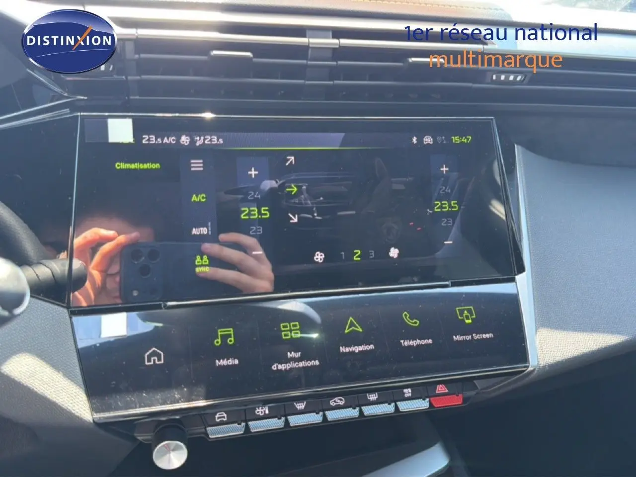Vue rapprochée de l’écran tactile central du tableau de bord de la Peugeot 308 Hybrid 145ch GT noir perle métal, affichant la climatisation.