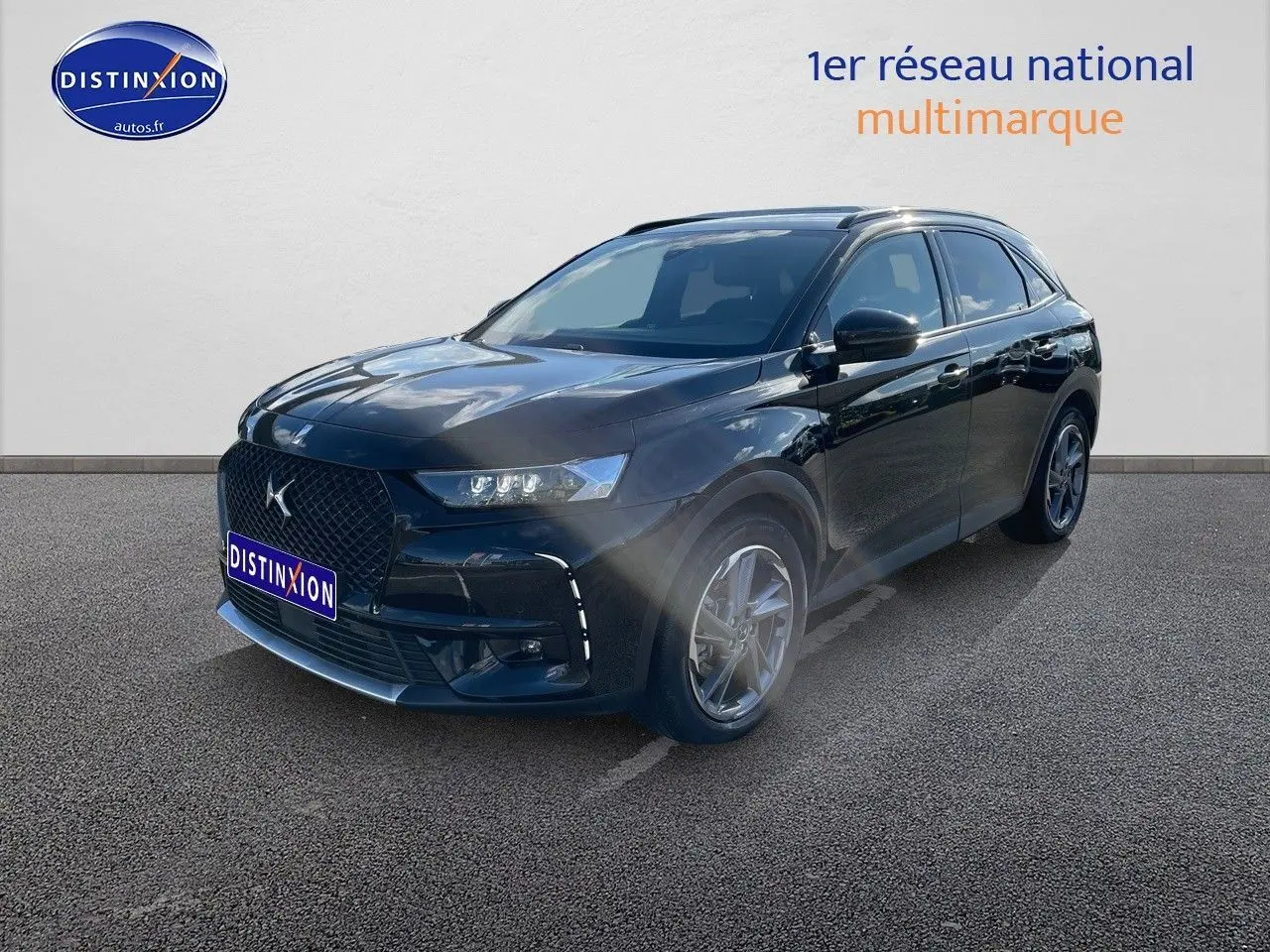 DS7 Crossback E-TENSE noir perle métal en 3/4 avant droit, mettant en valeur sa calandre distinctive et ses jantes alliage.