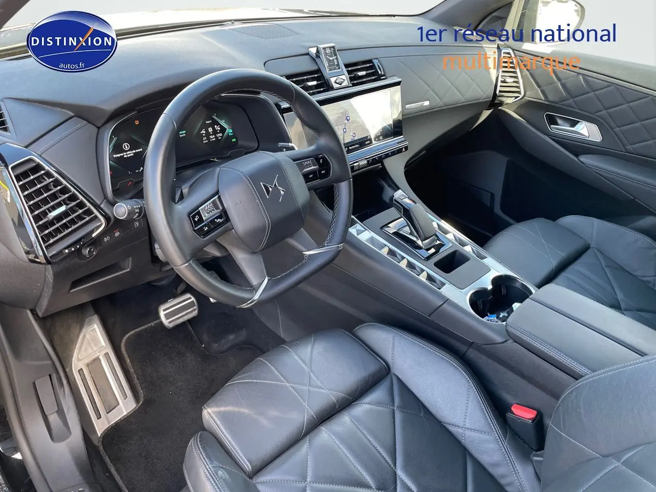 Intérieur du DS7 Crossback E-TENSE 2021 en cuir noir, vue côté conducteur avec tableau de bord et console centrale moderne.