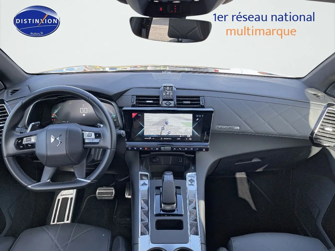Intérieur du DS7 Crossback E-TENSE 2021, tableau de bord et console centrale en cuir noir avec écran tactile et volant multifonction.