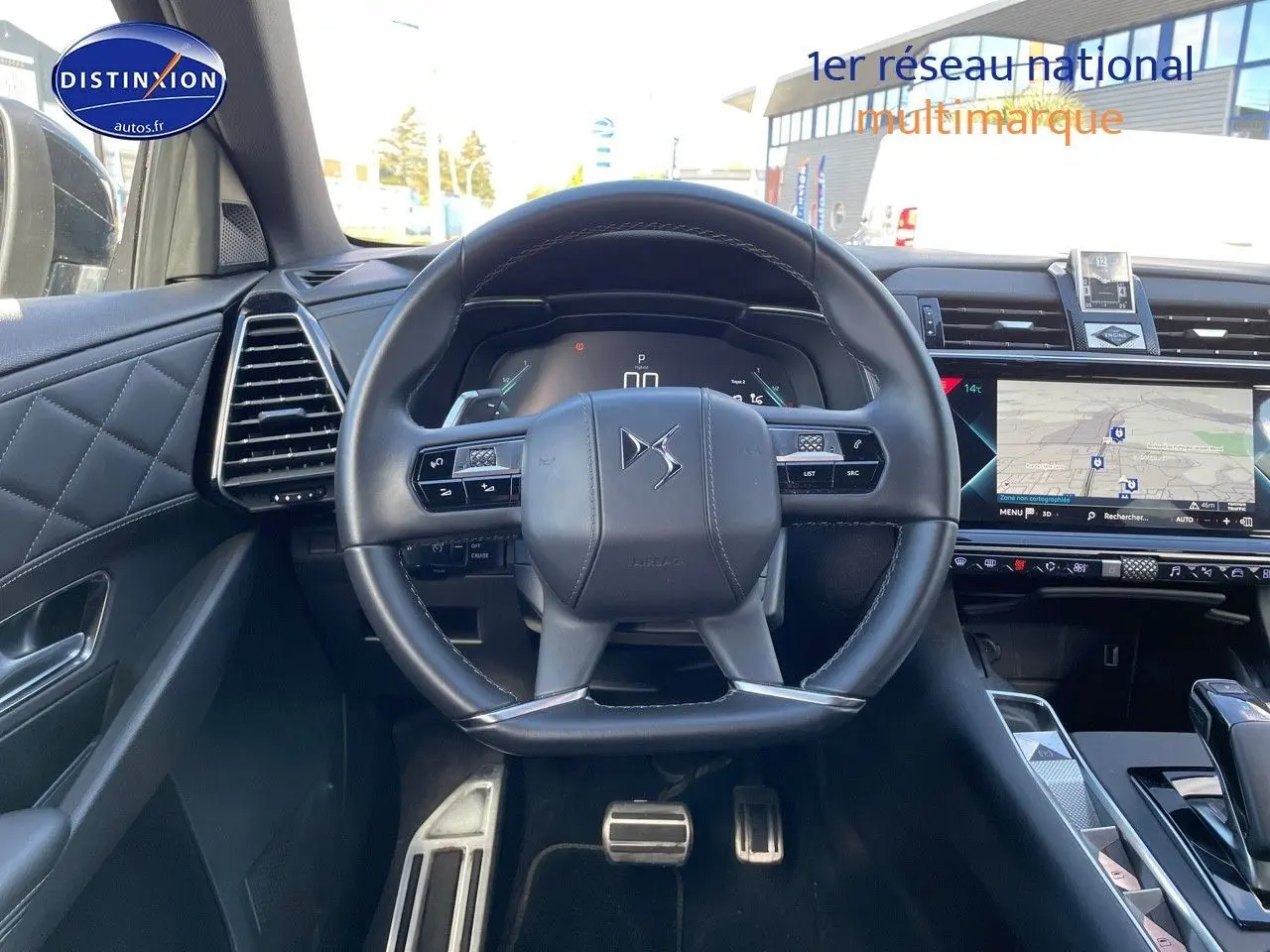 Vue intérieure centrée sur le volant du DS7 Crossback E-TENSE noir perle, avec tableau de bord digital et écran tactile GPS.