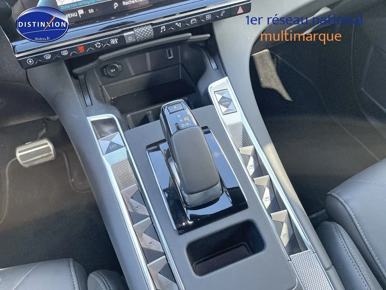 Vue rapprochée de la console centrale du DS7 Crossback E-TENSE 2021, avec levier de vitesse et finitions noires et chromées.
