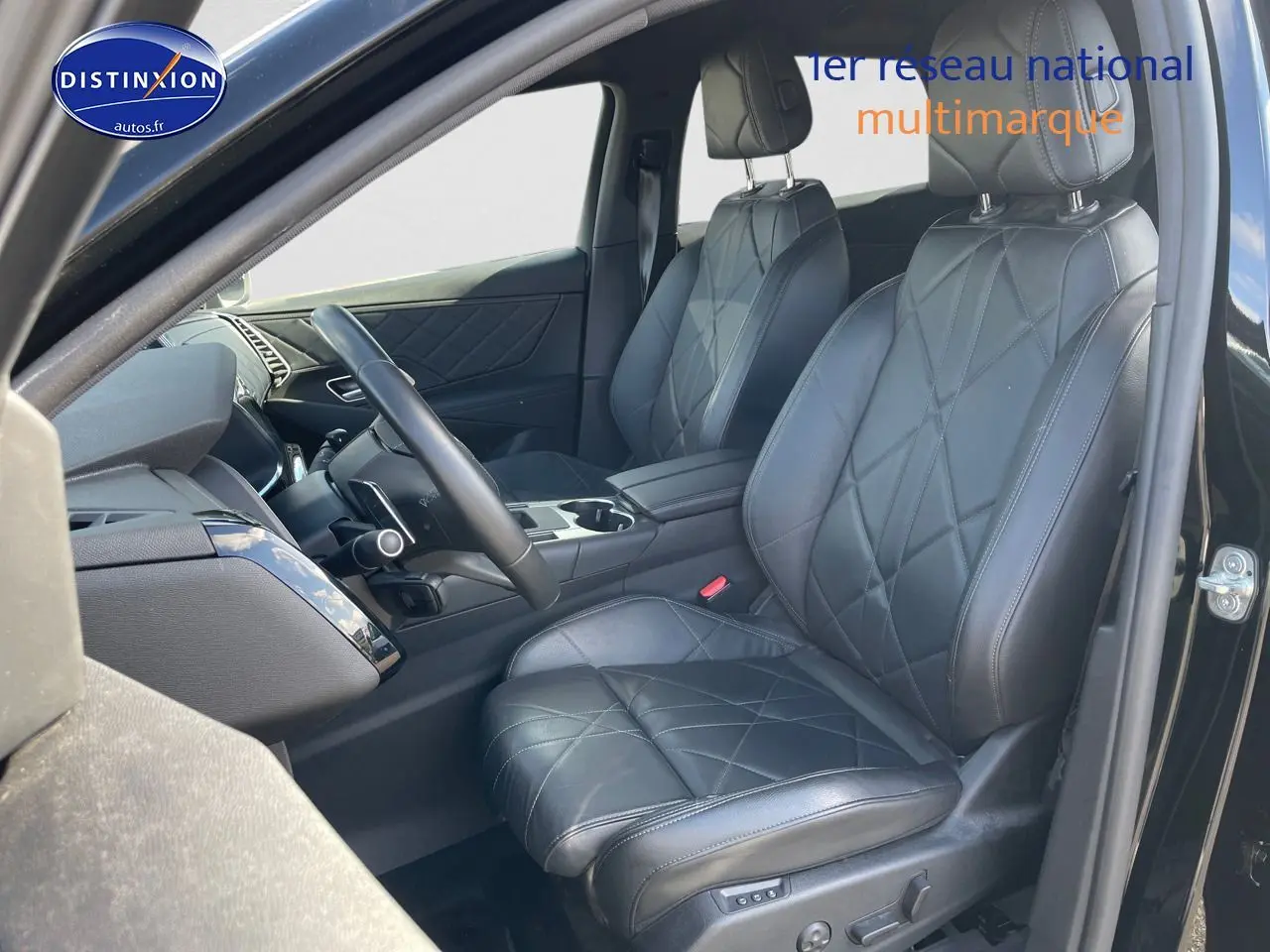 Intérieur côté conducteur du DS7 Crossback E-TENSE 2021 avec sièges cuir noir matelassé et tableau de bord moderne.
