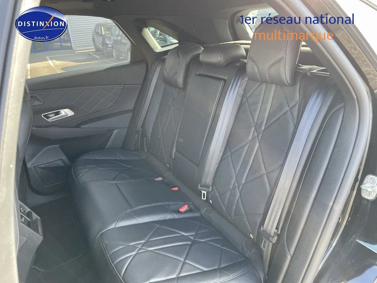 Vue intérieure sur les sièges arrière en cuir noir matelassé du DS7 Crossback E-TENSE 2021, porte ouverte côté droit.