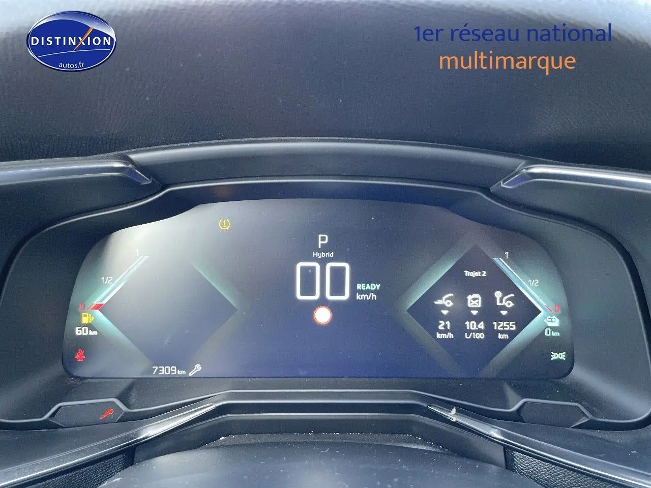 Tableau de bord numérique du DS7 Crossback noir perle, affichant la vitesse à 0 km/h en mode hybride.