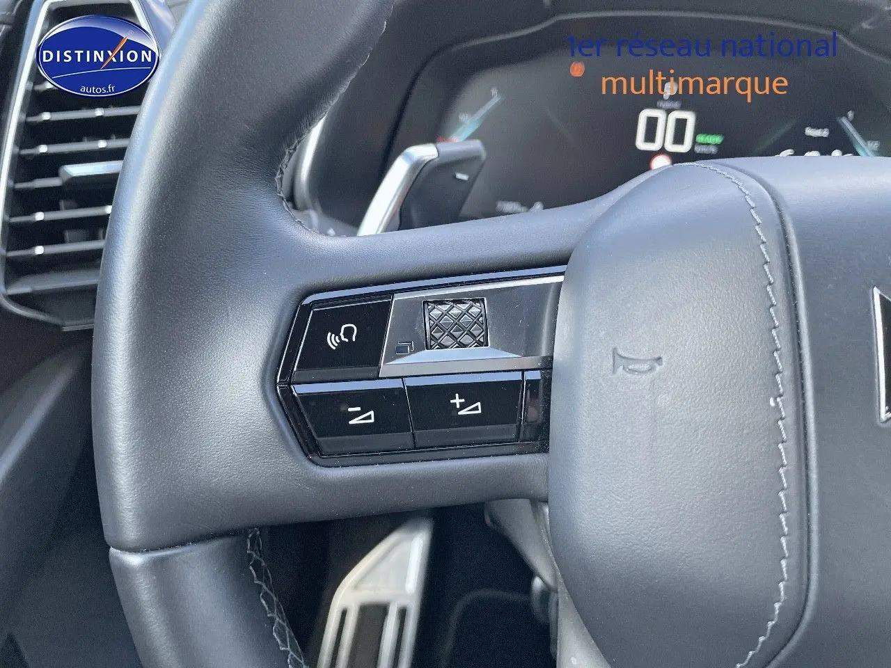 Gros plan sur la commande gauche du volant cuir noir du DS7 Crossback E-TENSE 2021, avec touches de volume et micro intégré.