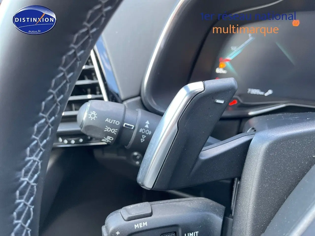 Gros plan sur le volant et les commandes au volant du DS7 Crossback noir perle métal, mettant en valeur les commandes de régulateur et éclairage.