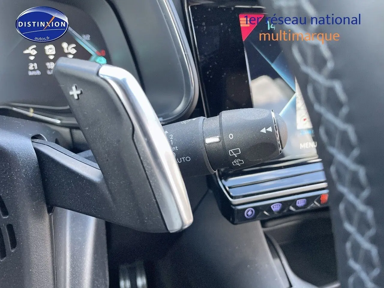 Gros plan sur la palette de changement de vitesses côté droit du volant du DS7 Crossback noir perle métal.