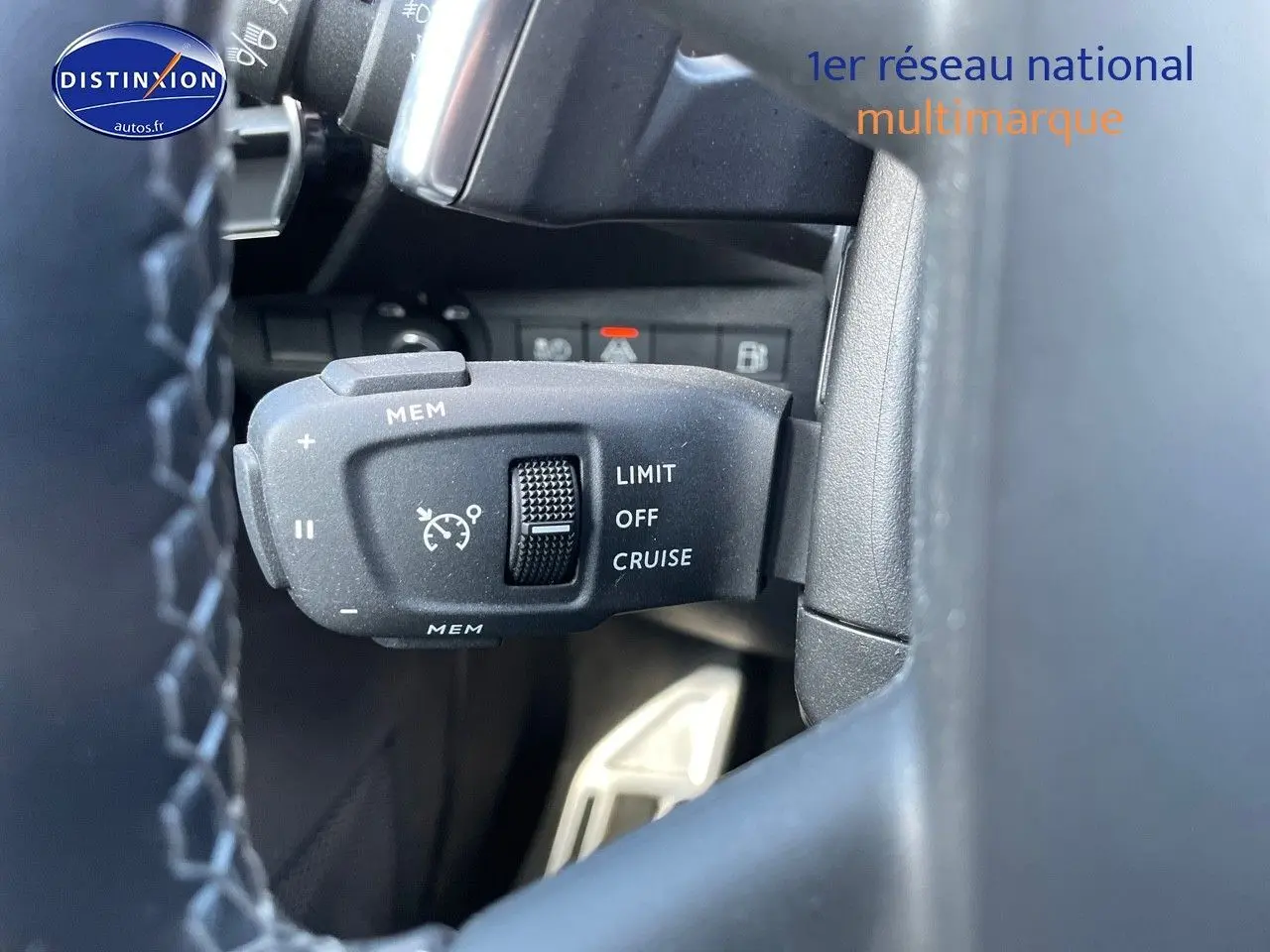 Gros plan sur la commande de régulateur de vitesse au volant d'un DS7 Crossback noir perle métal de 2021.