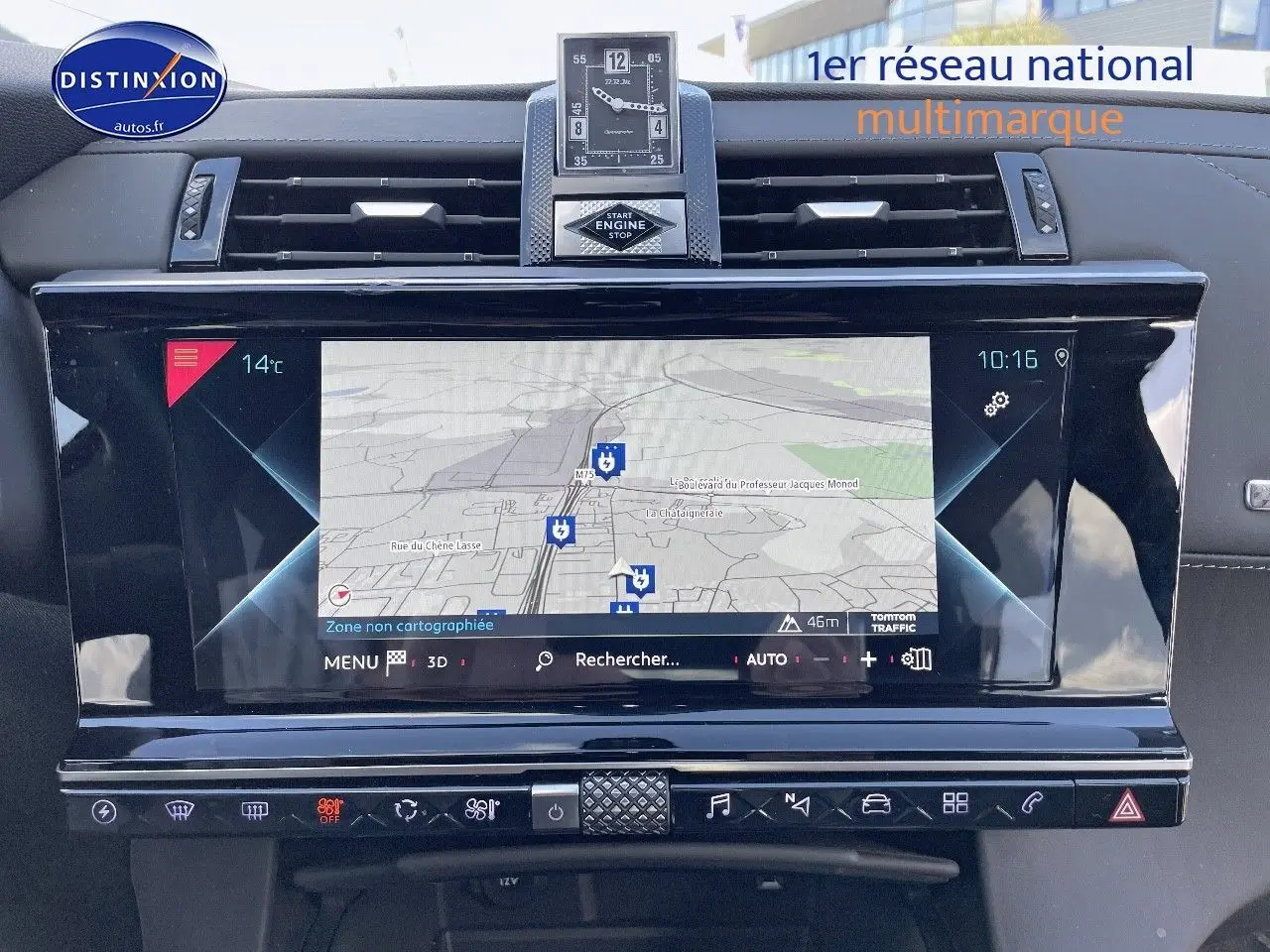 Tableau de bord du DS7 Crossback E-TENSE 2021 avec écran tactile de navigation et horloge centrale élégante.