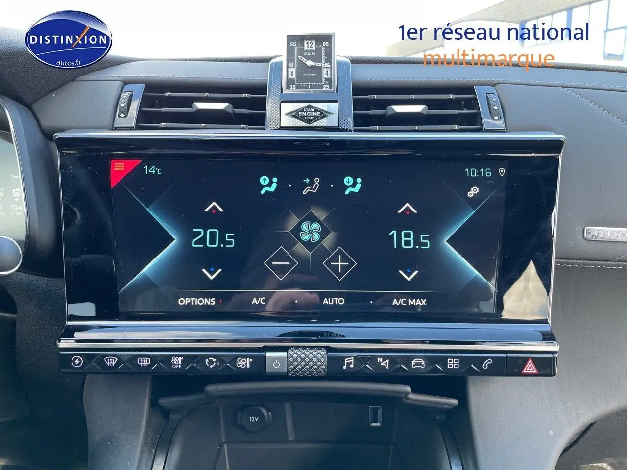 Tableau de bord du DS7 Crossback E-TENSE 2021 avec écran tactile central affichant la climatisation et horloge analogique.