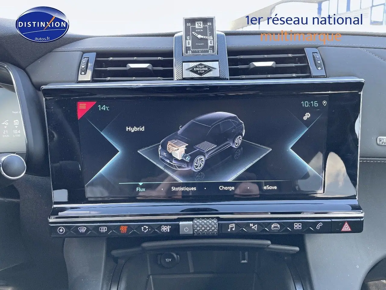 Écran central tactile du DS7 Crossback E-TENSE 2021 montrant l'interface hybride, avec horloge digitale au-dessus.