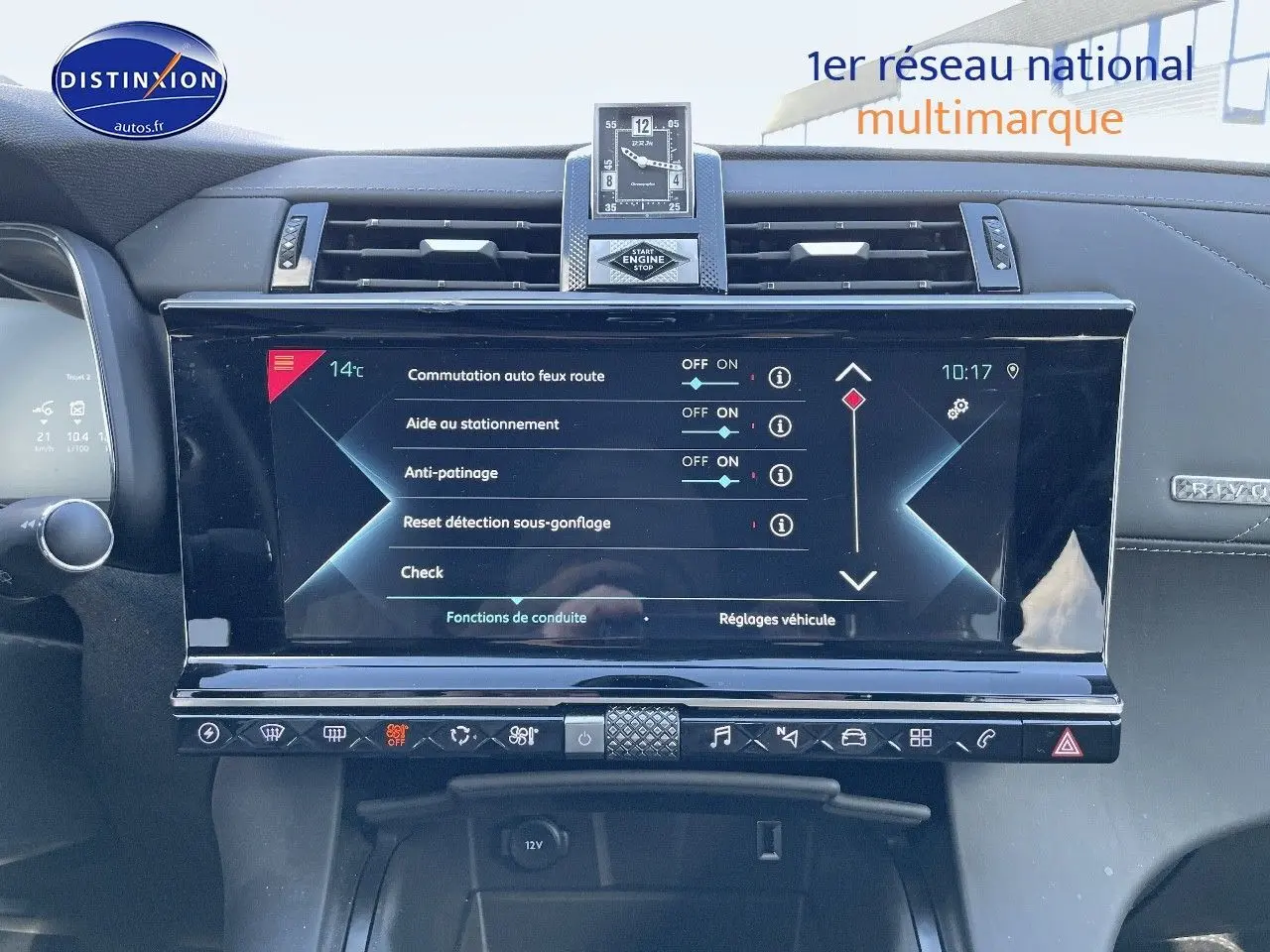 Tableau de bord du DS7 Crossback E-TENSE 2021 avec grand écran tactile et horloge centrale, finition cuir noir.