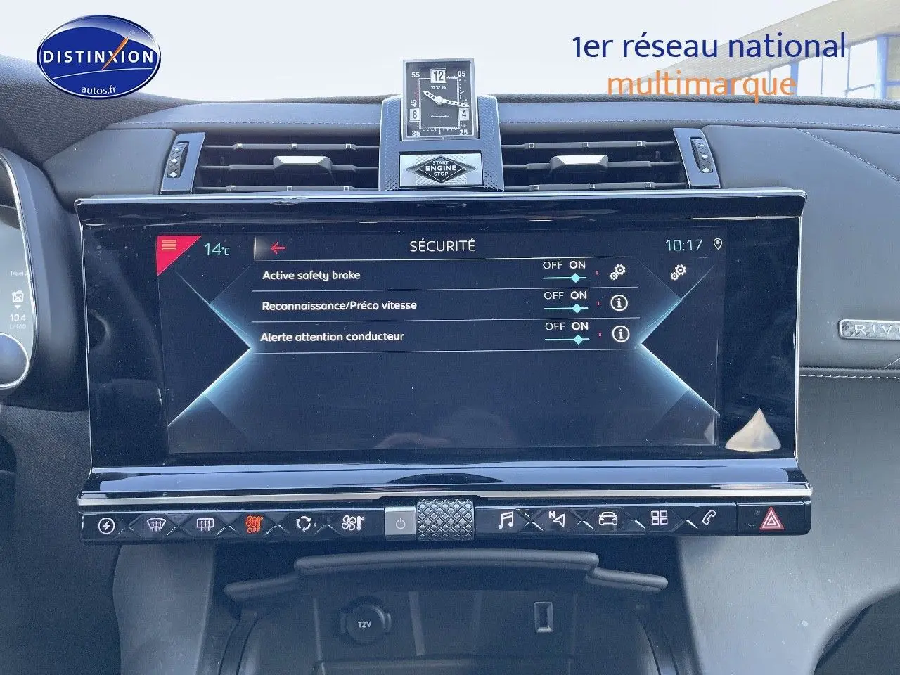 Vue rapprochée de l'écran tactile central du DS7 Crossback noir perle métal affichant les réglages de sécurité.