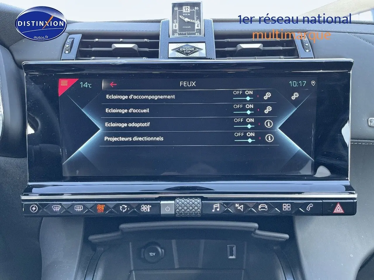 Vue rapprochée de l'écran tactile central et des commandes du tableau de bord du DS7 Crossback noir perle métal.