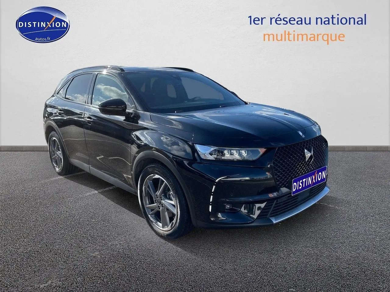 DS7 Crossback E-TENSE noir perle métal en 3/4 avant droit, mettant en valeur sa calandre distinctive et ses jantes alliage.