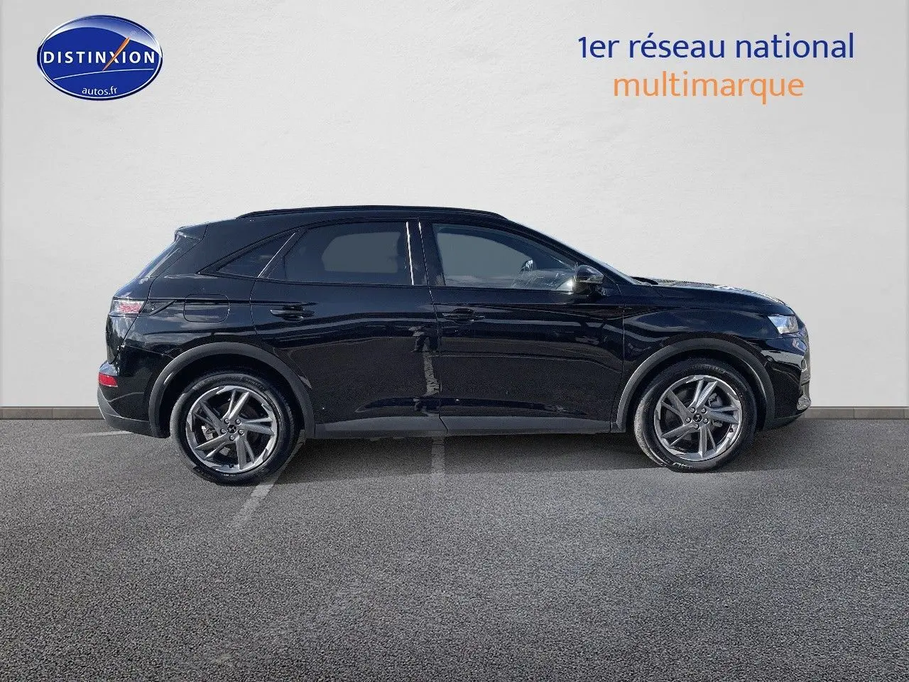 Profil latéral droit du DS7 Crossback E-TENSE 2021 en noir perle métal avec jantes alliage et lignes épurées.