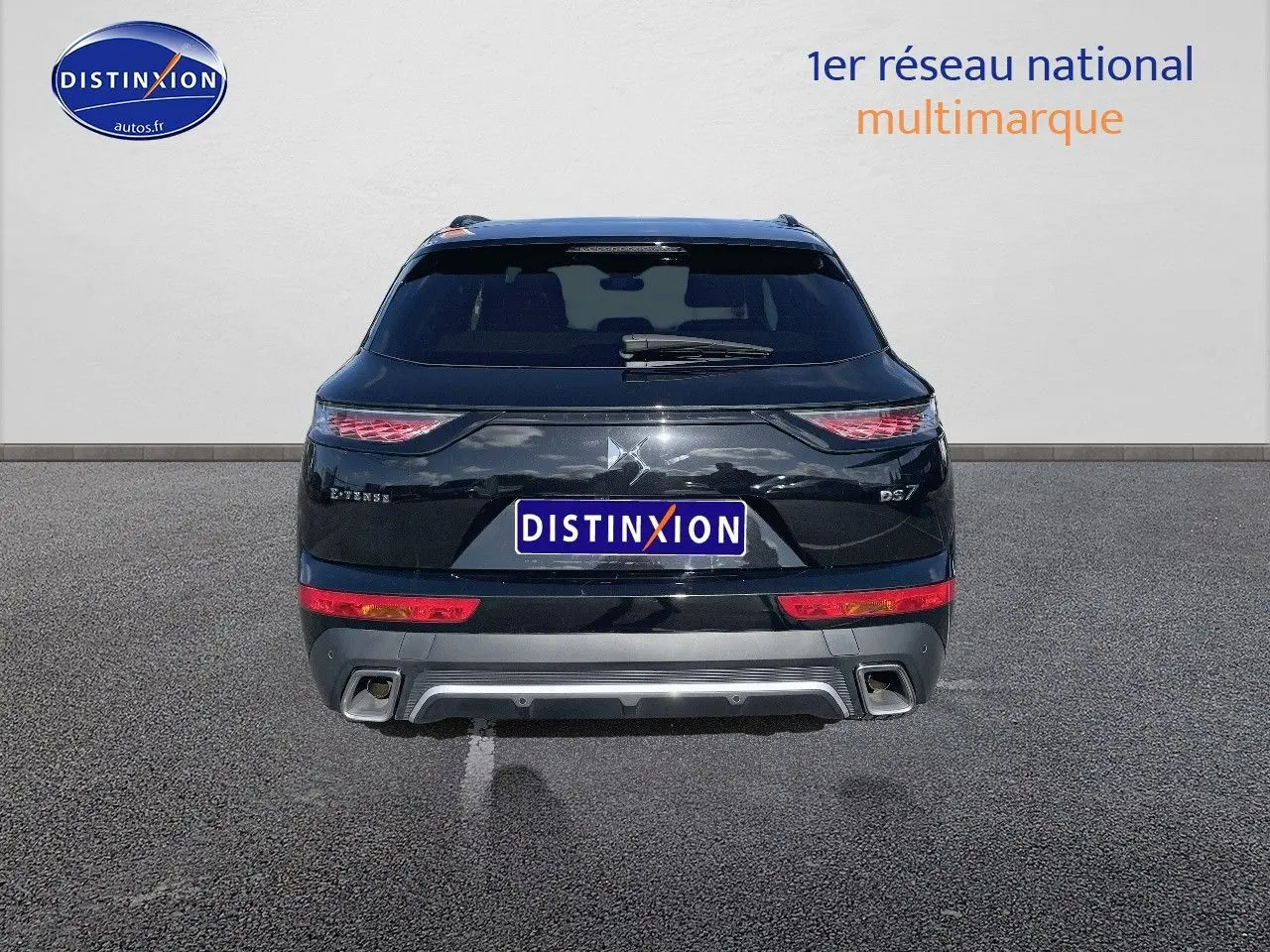 Vue arrière du DS7 Crossback E-TENSE noir perle métal, mettant en valeur ses feux LED et sa double sortie d'échappement intégrée.