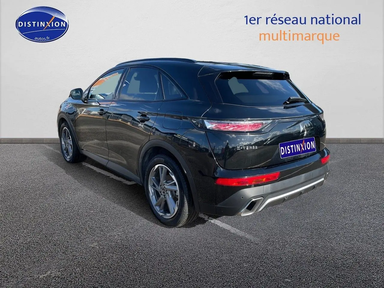 Vue 3/4 arrière droite du DS7 Crossback noir perle métal avec feux LED et jantes alliage sur parking.