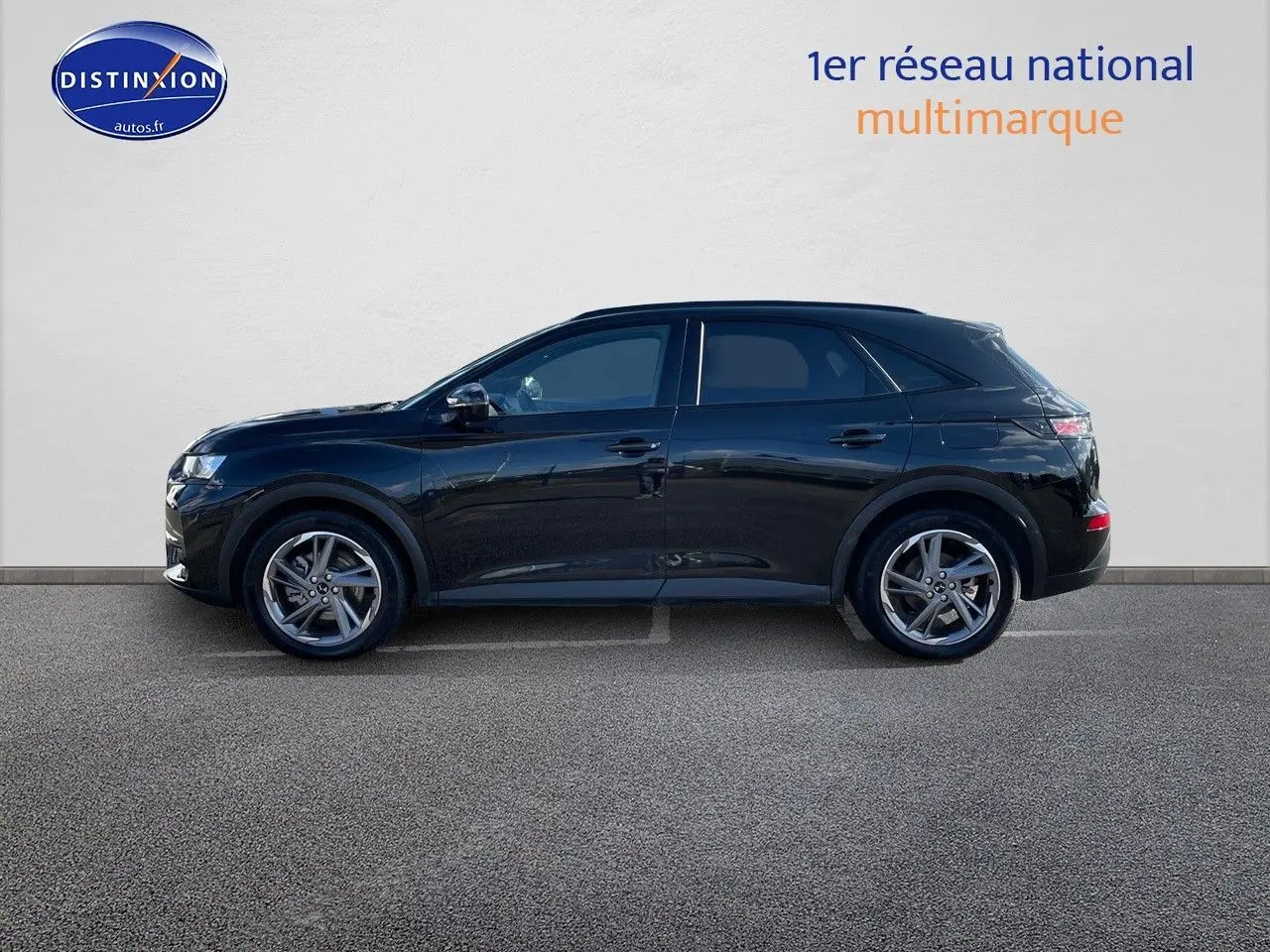 DS7 Crossback E-TENSE noir perle métal vu de profil côté gauche sur fond clair, soulignant ses lignes élégantes.