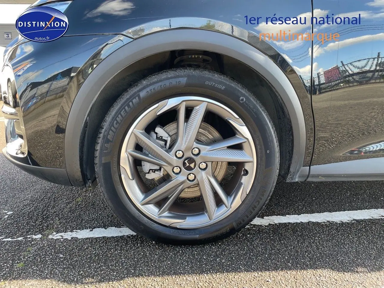 Gros plan sur la roue avant gauche du DS7 Crossback noir perle métal, mettant en valeur la jante alliage stylisée et le pneu Michelin.