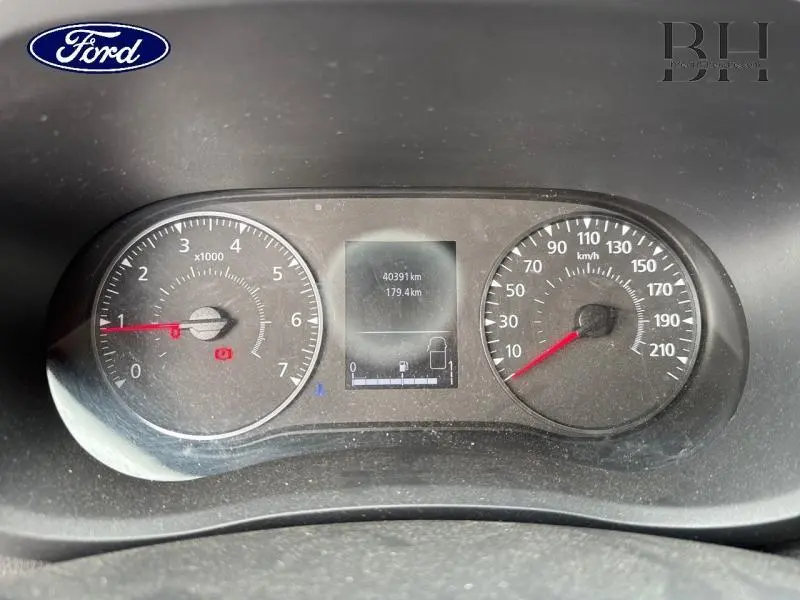 Tableau de bord du Renault Master blanc, affichant compte-tours, compteur de vitesse et écran central numérique.