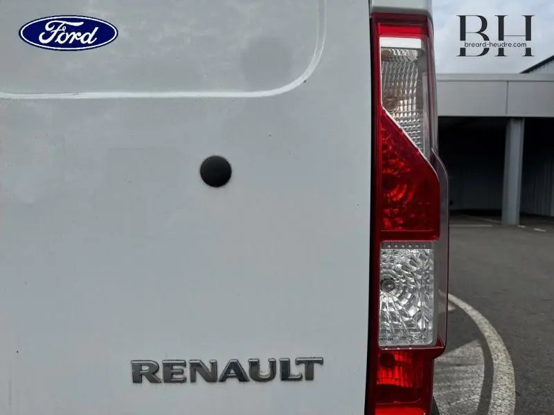 Gros plan sur le feu arrière droit et le logo Renault sur la porte blanche minéral d’un utilitaire Master 2022.