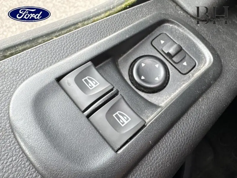 Gros plan sur les commandes électriques des vitres et rétroviseurs du Renault Master blanc Minéral côté conducteur.