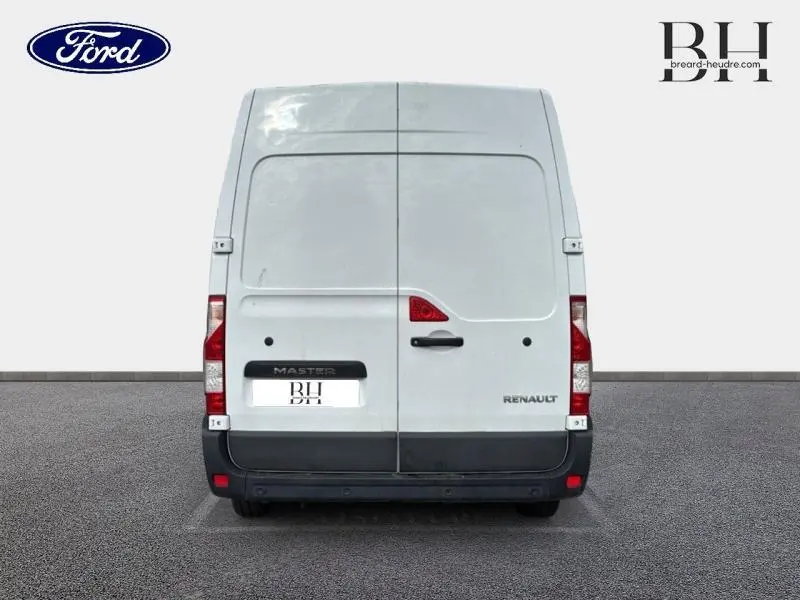 Vue arrière d'un Renault Master blanc minéral avec portes battantes et feux arrière verticaux.